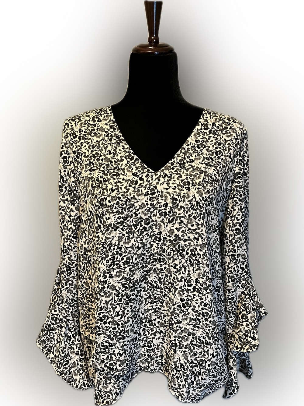 Vince Camuto Black & White V-Neck Blouse size M